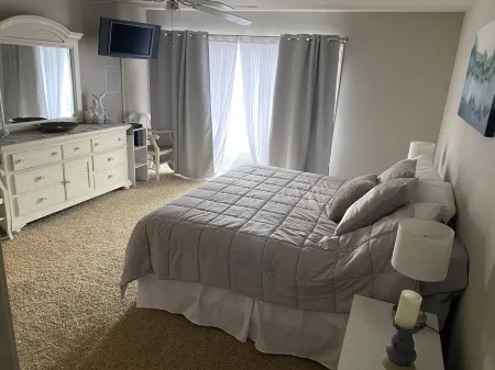 Close to Lake of the Ozarks Shootout. Free Boat Slip. Centrally Located