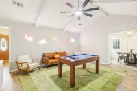 7Min to Texas A&M Cozy 7 Beds, w/ Billiards & Firepit Oasis