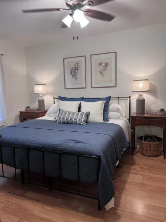 Charming 2-bedroom farmhouse with an awesome view minutes from Hanging Rock