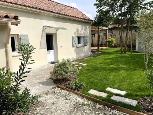 Petite Maison au Calme Avec Jardin aux Portes de Bordeaux Hotels in Floirac