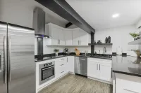 Cozy Guest House cabin style with 1 bedroom King Bed, Private Walking Trails
