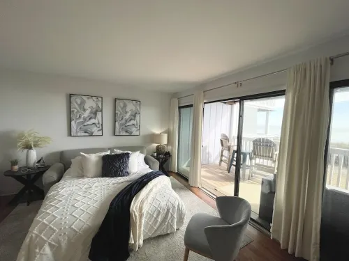 Luxury Oceanfront condo, sleeps 4, private beach access, pool and amazing views.