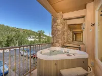 Ski-in Luxury Mountain Escape w/ Hot Tub & Breathtaking Views in Brian Head! Ξενοδοχεία στην πόλη Brian Head