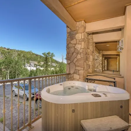Ski-in Luxury Mountain Escape w/ Hot Tub & Breathtaking Views in Brian Head!
