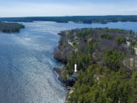 Edgecomb Maine.  Close to Boothbay & Wiscasset.  Very private and relaxing. Hotels in Edgecomb