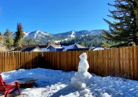 Family Friendly/Couples Retreat/Cozy Chalet/Fenced Patio/Ski Slope View/Fire Pit