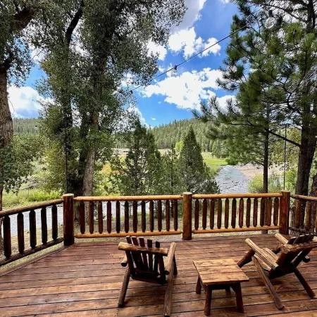 Beautiful log home-dog friendly, creek & mountain views,close to national parks
