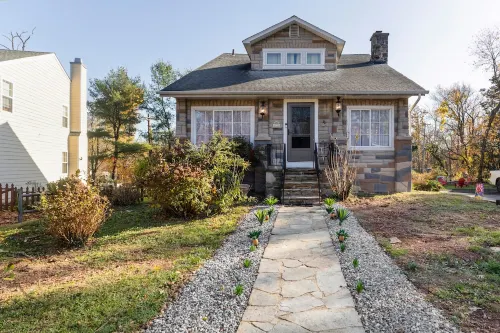 Spacious 5-bedroom Pineapple House in wonderful Pikesville/10PPL/Pets/ WiFi Hotels in Lochearn