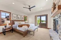 The Chalet @ BHOTR-Luxurious mtn getaway w/hot tub on back patio