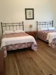 Granny’s House 2 bedroom, 5 miles to ark! Bonus walkthrough space with twin bed.