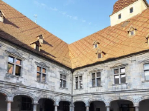 Cozy N'est house on historic courtyard-garden, close to station and city center