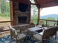 Luxury cabin! Designer decorated.  Incredible views! Amazing sunrise! Secluded!