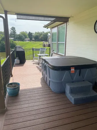 Tranquility Cove Lakehouse. Hot Tub! Family-Friendly, Newly Renovated