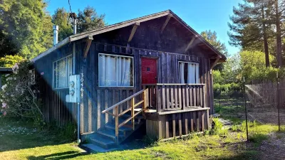 Mendocino Coast Home with Sauna and Fireplace Standish-Hickey State Recreation Area附近的飯店