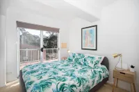 Batemans Bay’s Beach Holiday apartment 200 mts to Denhams and Surf Beach.