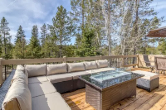 Modern Sunriver Luxury Home with Fenced Turf Pet Yard, Large Kids Room, SHARC !!