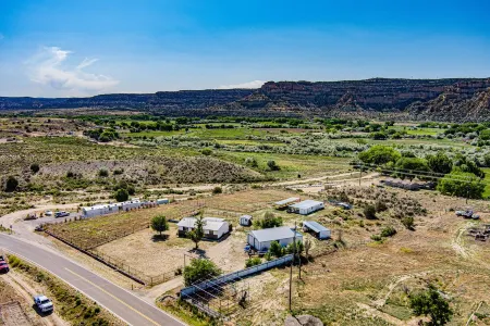 Charming farmhouse close to the Quality Waters and Navajo Lake Marina.
