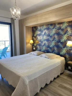 VERY LARGE NEW APARTMENT 300 m from the beach SUPERB SEA VIEW 6/8 PP فنادق في 