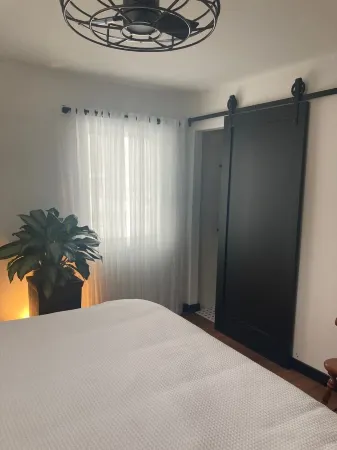 MAC House - Newly Renovated - With Backyard Spa Отели в г. Макферсон