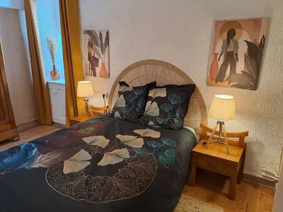 Appartement Centre Ville Dans une Authentique Demeure Bretonne du XVI ème CIGLESS ( CIKLUBB ) St Pol附近的飯店