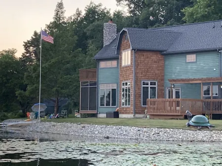 Lakefront 240 View, Fireplace, Hot Tub, Wineries Near! Beautiful Time of Year!