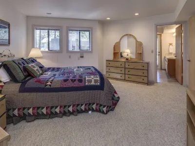 4 mstr ste, 4 1/2 bth, SLEEPS 12, SUPER CLEAN, 3770 sf, 10 SHARC pass, Hot Tub
