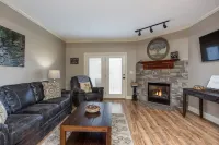 Newly remodeled / prime location  / indoor pool - Private Pools