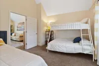 Treehouse Bungalow- Quaint and Cozy Getaway!