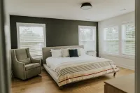 Dreamer: New Chic Modern Home 5 BR, 4.5 BA, Walk to beach, EV Charger, Peloton