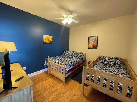 Lakefront Condo Sleeps 7-3br/2ba private beach/balcony/indoor pool  specials-ask Отели в г. Дженива-он--Лейк