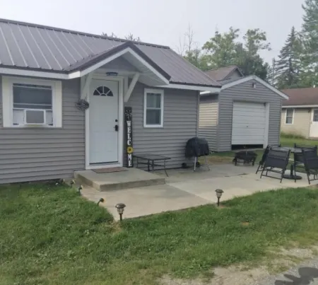 200 Ft. from the Lake! Includes kayak & 4 man Paddle Boat-Long term avail.