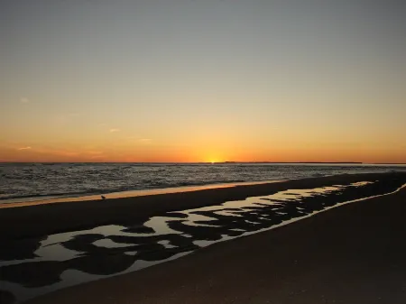 Enjoy Easy Access To The Ocean Less Than 100 Yards Away!! Отели в г. Хаттерас