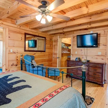 CREEKSIDE LOG HOME: NEXT TO CREEK / CLOSE TO TOWN / HOT TUB / TRAILS / PETS OK