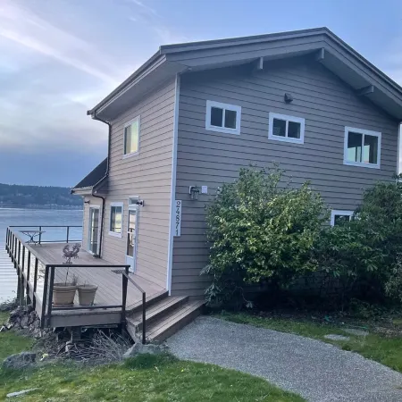 Waterfront cabin facing the sunset