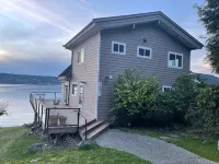 Waterfront cabin facing the sunset Hotels in Vashon