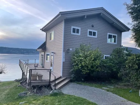 Waterfront cabin facing the sunset