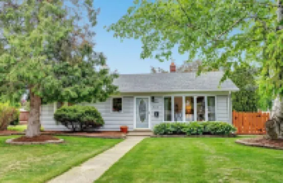 Well maintained home. Close to events. EAA, Packer games, Mile of Music.
