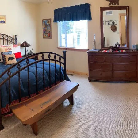 Three-Bedroom House w/ Large Deck & Stunning Mountain Views! Sleep up to 8