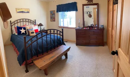 Three-Bedroom House w/ Large Deck & Stunning Mountain Views! Sleep up to 8