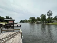 Charming 4-bedroom WATERFRONT house with AC and WiFi on Lake Marion