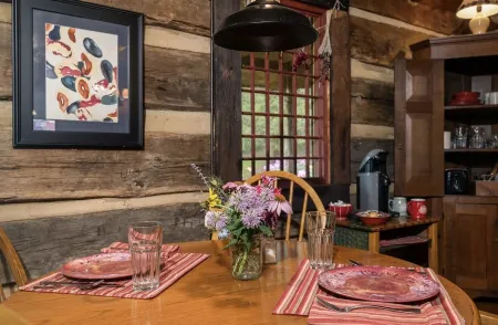 Cozy Cabin at Historic Gillespie Stone House<br> Отели в г. Лаймстон