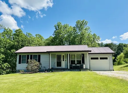 Cozy home in the heart of Hocking Hills * with Hot Tub *