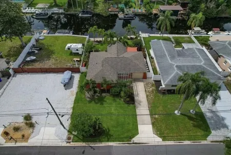 Lakehouse Living w/ Firepit and Boat Dock to relax and Enjoy the Sunset