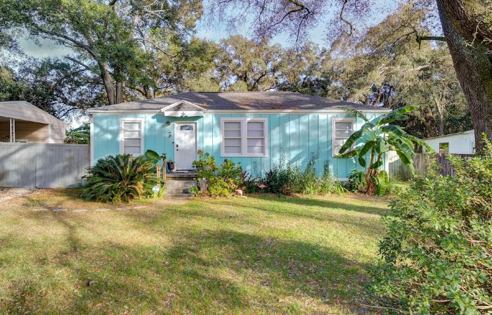 Super Fun Family Bungalow - Hot Tub - Yard Games - Seasonal Cowboy pool