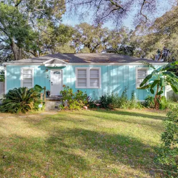 Super Fun Family Bungalow - Hot Tub - Yard Games - Seasonal Cowboy pool