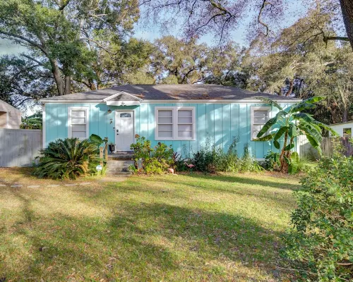 Super Fun Family Bungalow - Hot Tub - Yard Games - Seasonal Cowboy pool Hotels in Bellview