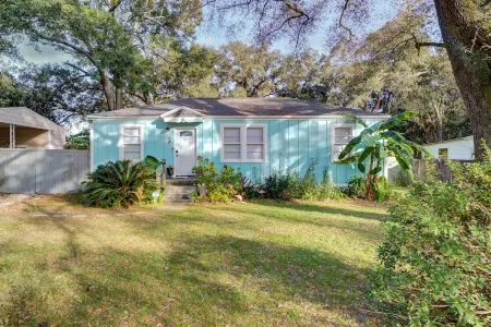 Super Fun Family Bungalow - Hot Tub - Yard Games - Seasonal Cowboy pool Отели в г. Беллвью