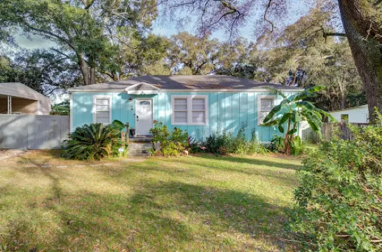 Super Fun Family Bungalow - Hot Tub - Yard Games - Seasonal Cowboy pool