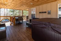 Cabin close to town with lake access & hot tub
