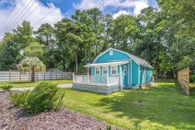 NEW-The Beach Haus- Luxe Cottage, professionally designed w/ WiFi, linens incl. 샬롯트 스테이션 쇼핑센터 주변 호텔